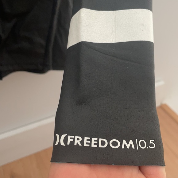 Hurley wetsuit 0.5 - Picture 2 of 3